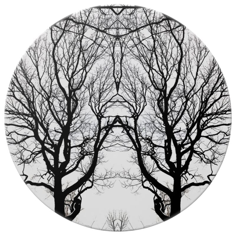Scatola rotonda con design unico ad albero realizzato da un artista.