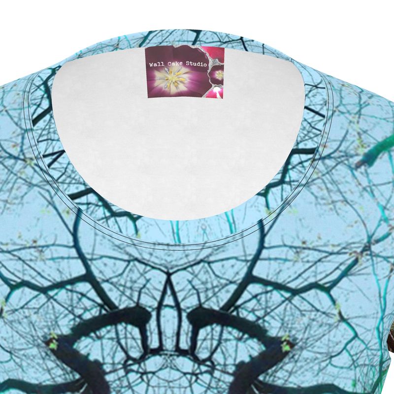 T-shirt blu di design aderente da donna Tree Majesty, con stampa della natura progettata dall'artista